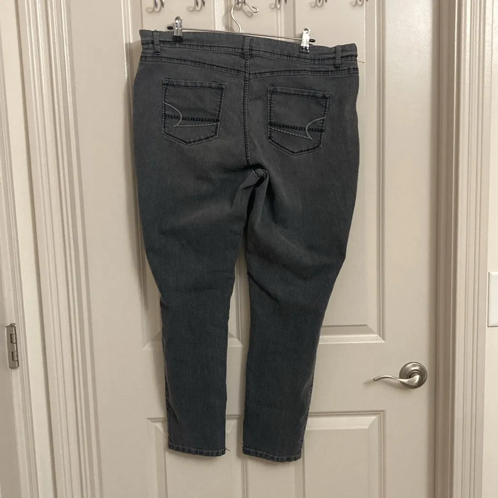 Gray-Black Avenue Denim Jegging Jeans - Image 4