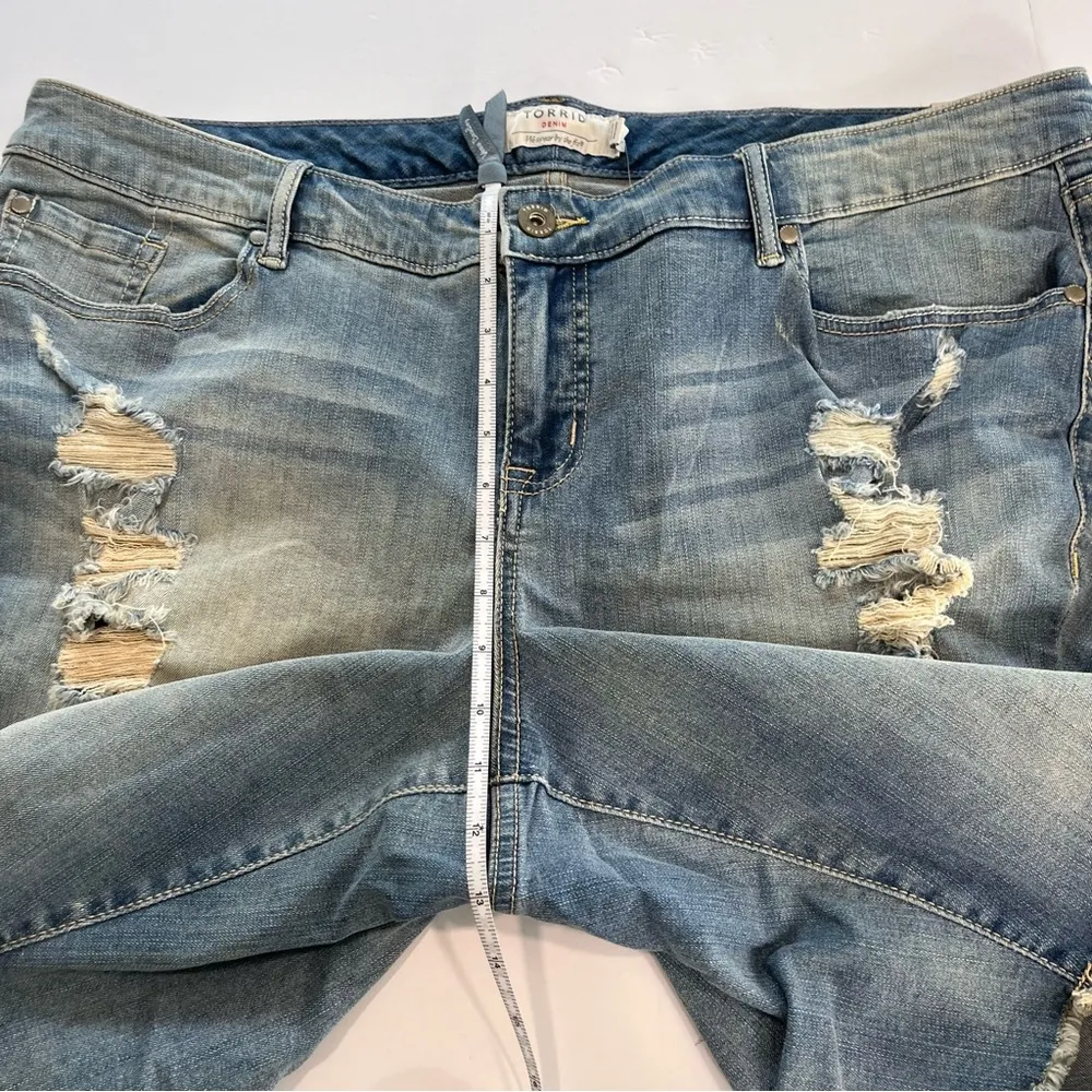 Torrid Light Wash 10 Inch Boyfriend Destructed Denim Jean Bermuda Shorts Size 22 - Image 9