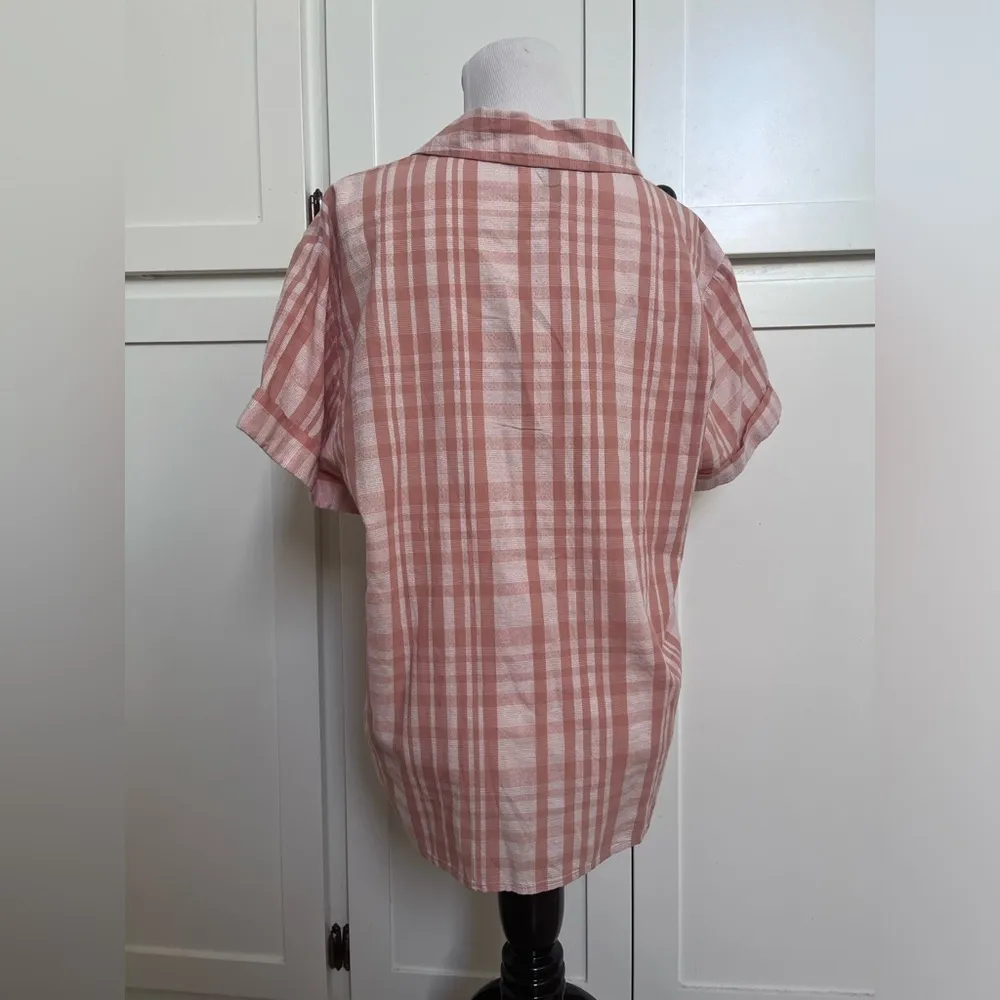 NWT universal thread button up - Image 3