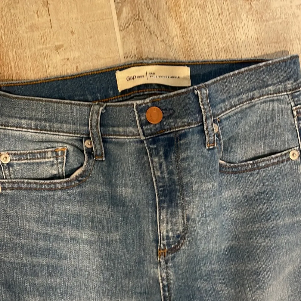 Skinny Ankle Jeans with Rose Gold Detailing - Image 4