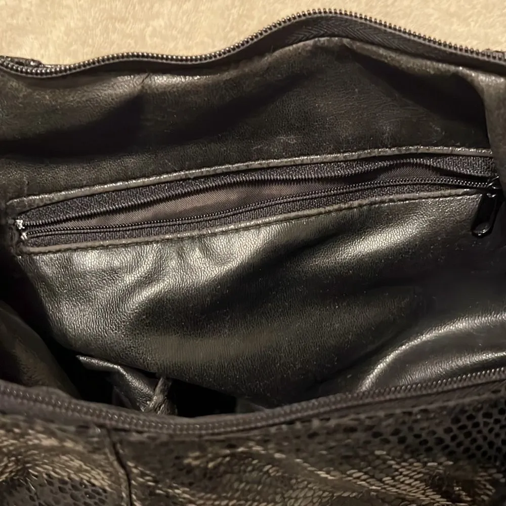 Fabulous preloved handbag 4 outside pockets adjustable strap 1 inside pocket GUC Black - Image 10