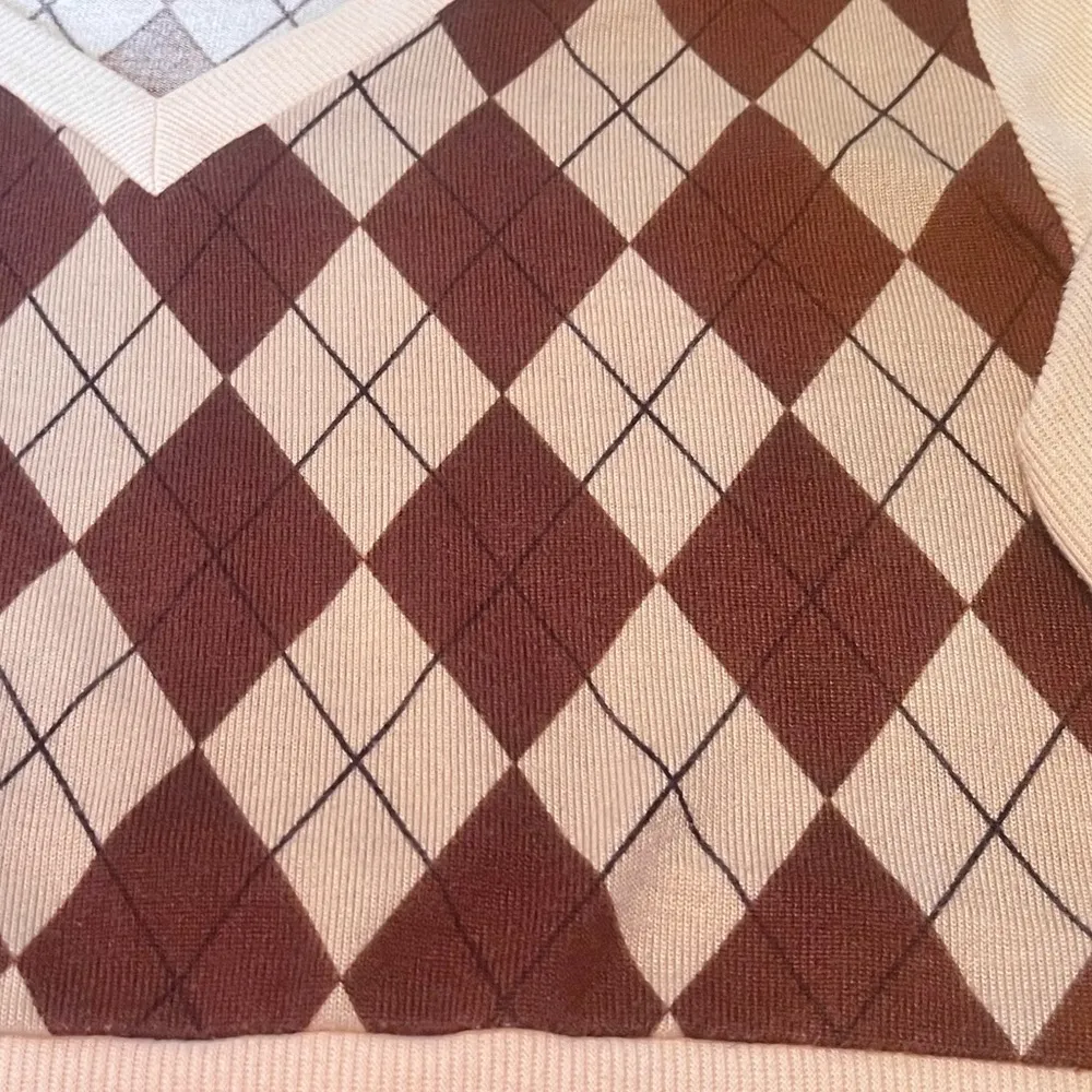 SHEIN Argyle Pattern Ribbed Knit Long Sleeve V-Neck Crop Top - Image 5