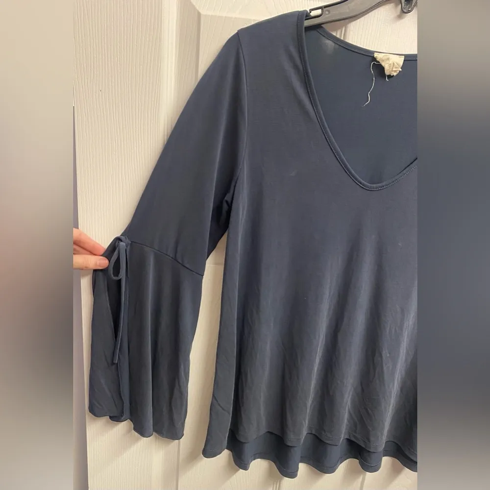 Caution To The Wind Soft Charcoal V-Neck Blouse Size Medium - Image 2