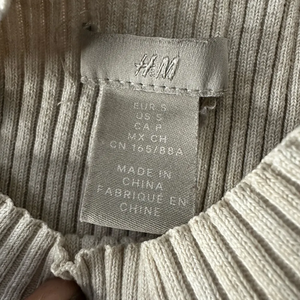 H&M Ribbed Mock Neck Sweater – Chic & Minimalist - Image 3