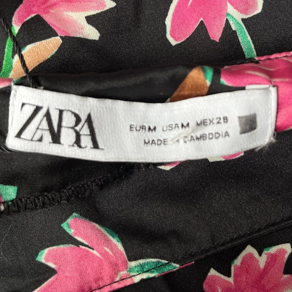 Zara Floral Front Slit Satin Effect Midi Skirt Black Pink Green Size Medium - Image 7