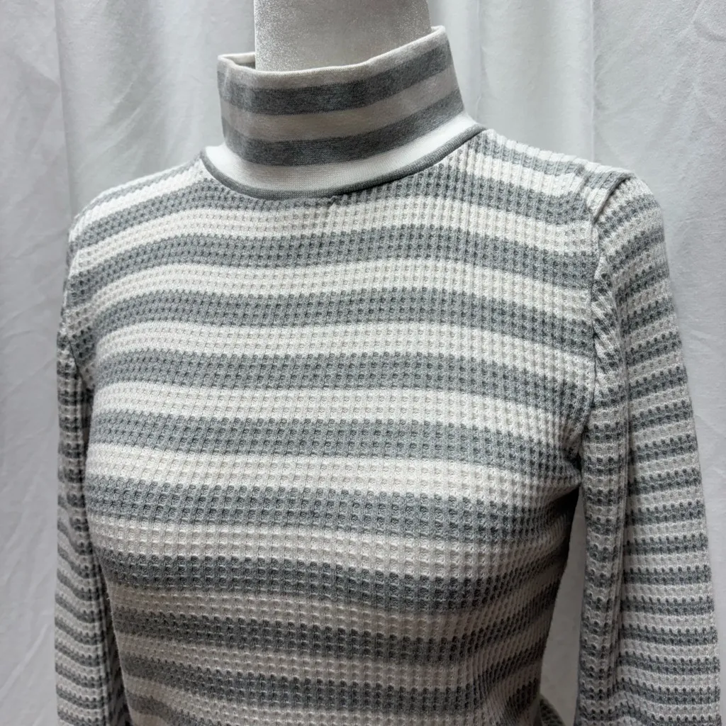 Aerie Juniors Grey White Striped Crop Mock Turtleneck Pullover size M - Image 3