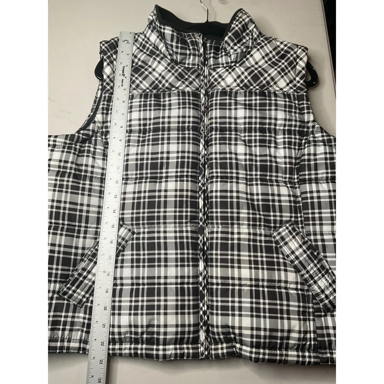 Cato Women's Plaid Puffer Vest Black White Zipper Closure Pockets Size XL - Image 6