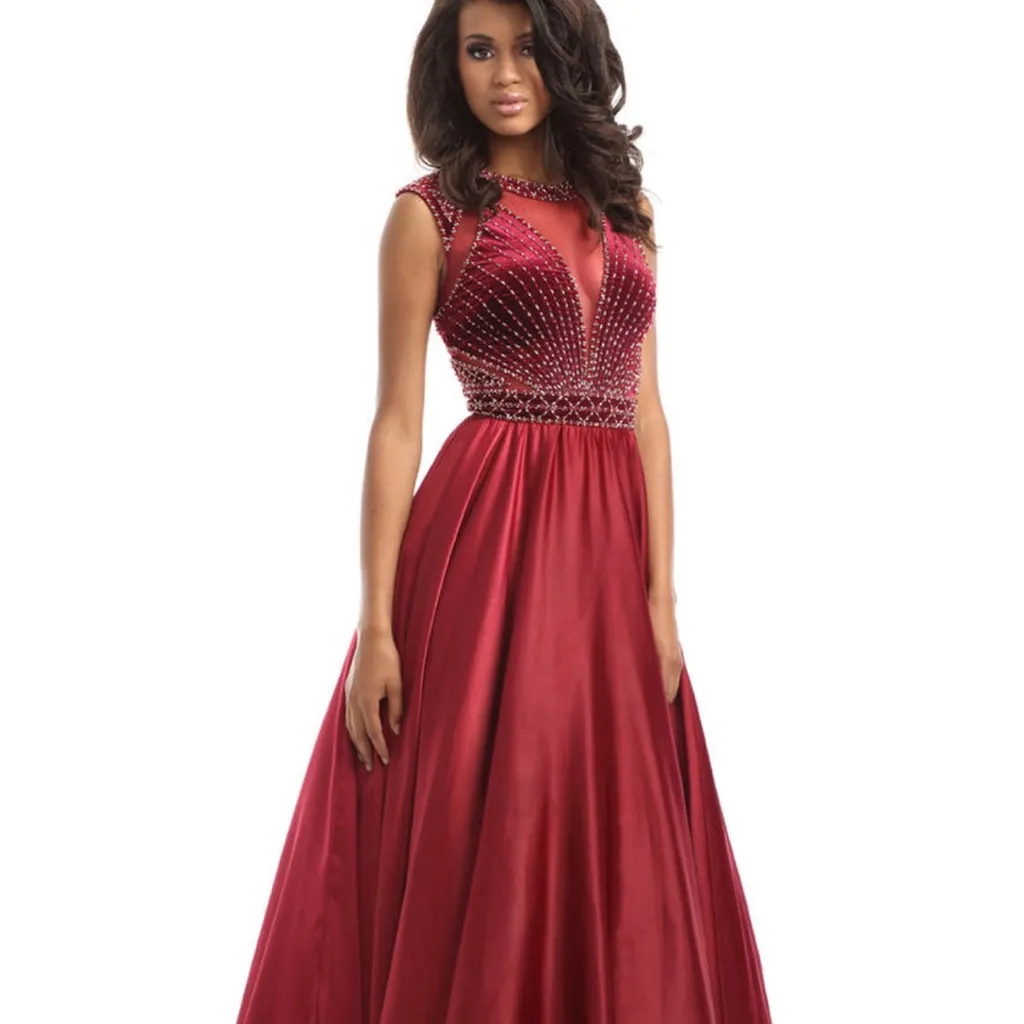Elegant Burgundy Evening Gown - Image 7