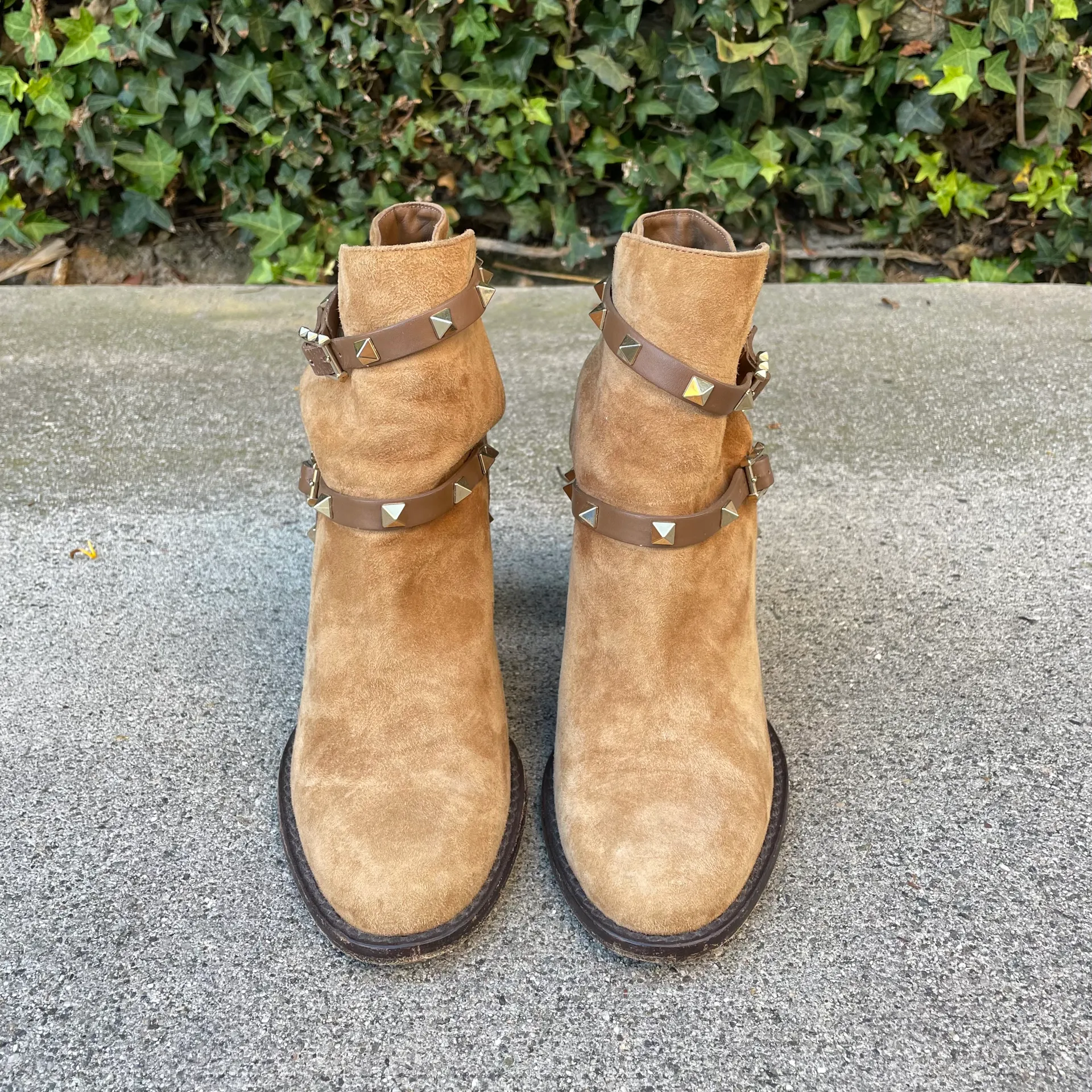 Valentino Garavani Valentino Rockstud 100mm double strap tan suede ankle boots size IT 37.5 US 7.5 - Image 4