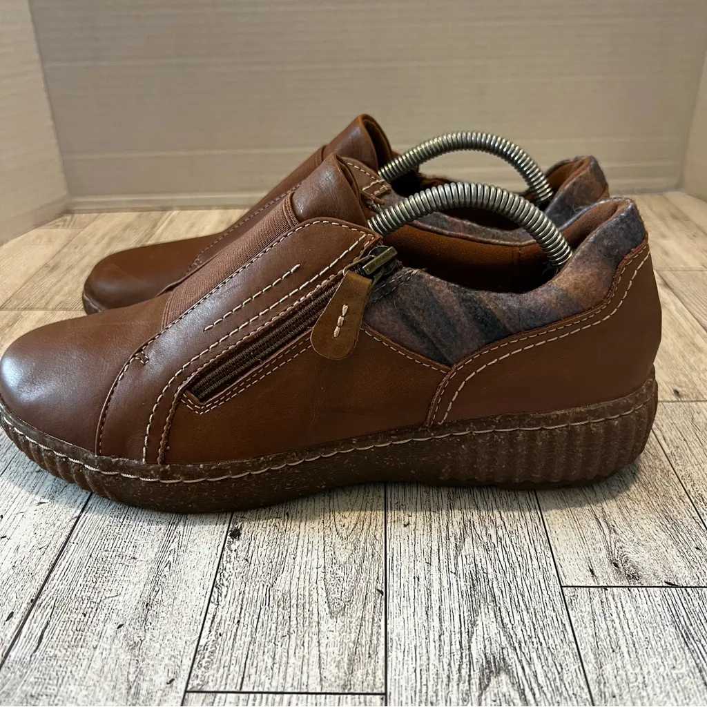 NEW Clarks Caroline Cove Slip-On Brown Leather Shoes Sneaker Zip Stretch 7.5M - Image 3