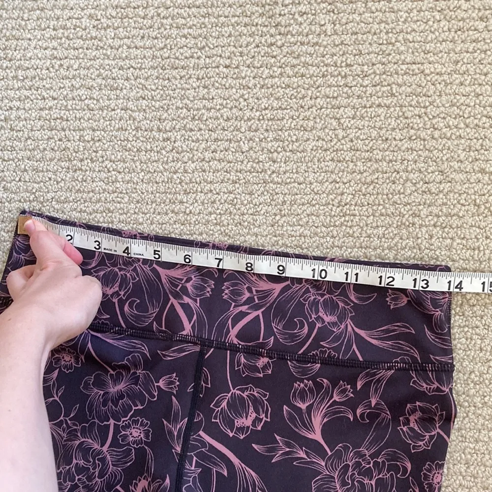 FABLETICS Powerhold Cropped Leggings Capri Black Pink Floral Size Small VEUC - Image 6