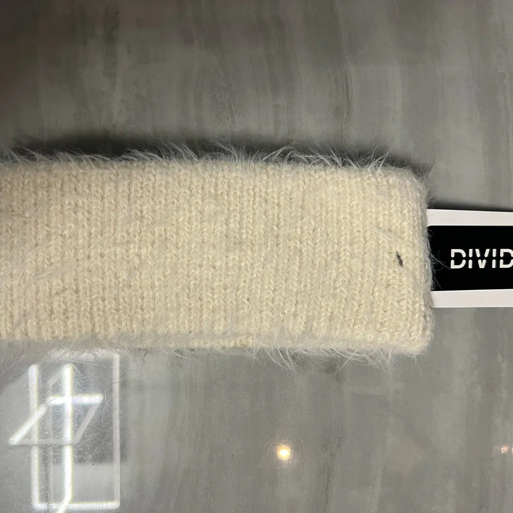 Uniqlo Fluffy headband in a soft, rib knit. - Image 5