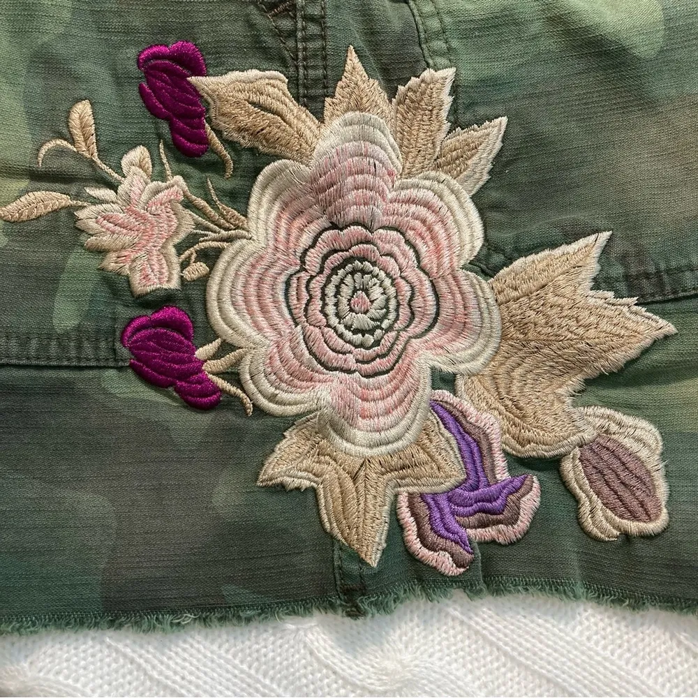 Green Camouflage Scout Shorts with Embroidered Flowers - Image 5