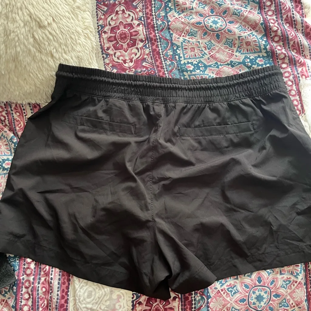Old Navy Women's Black Athletic Shorts - Image 4
