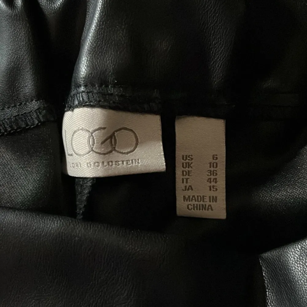 LOGO by Lori Goldstein Size 6 Black Faux Leather Pull On Crop Pants - Image 3