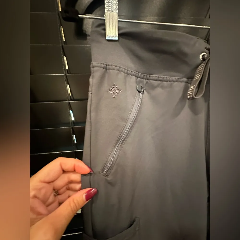 EUC MedCouture SCRUB Chic Gray Cargo Pants SUPER SOFT Size XS - Image 3