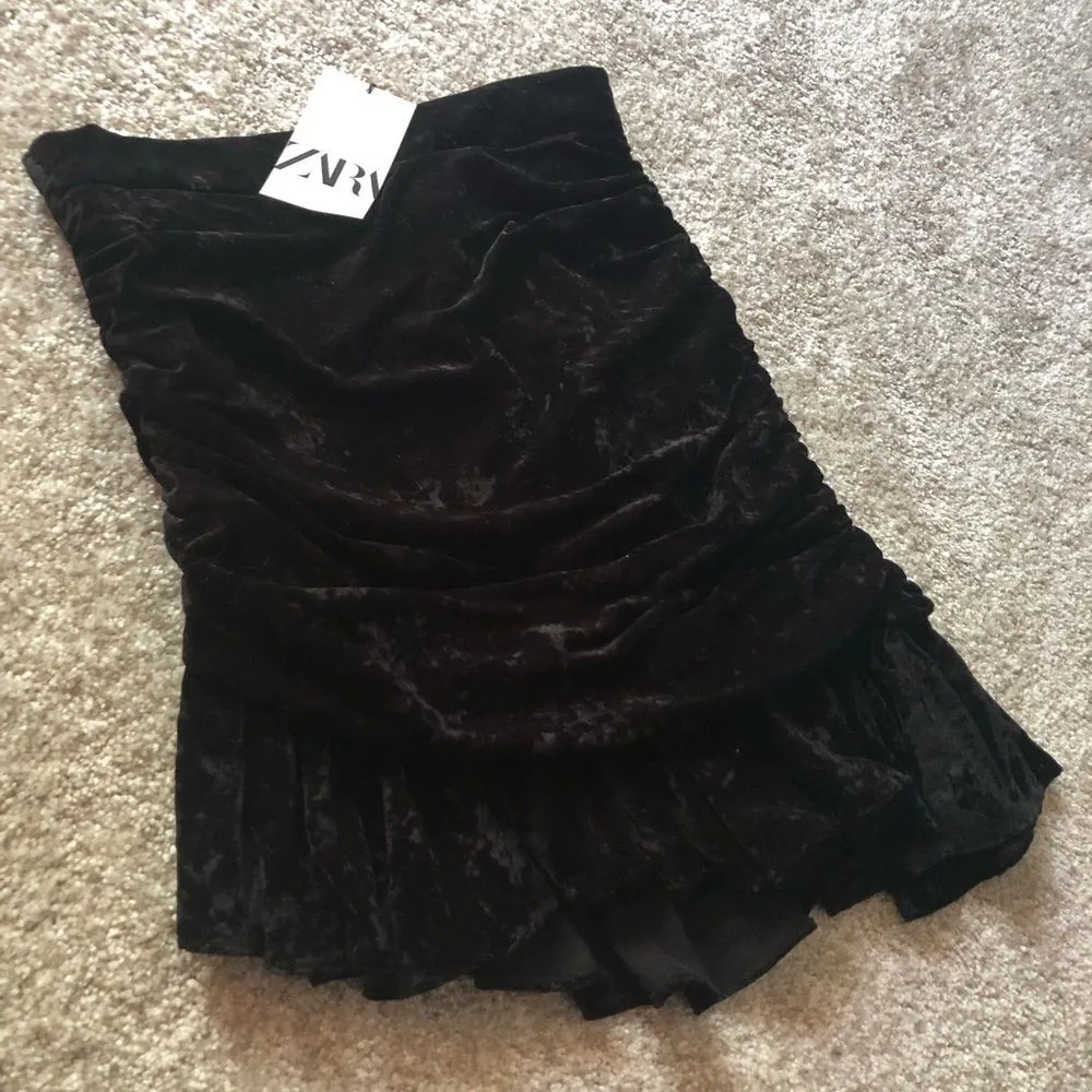 New  velvet asymmetrical mini skirt, size medium - Image 5
