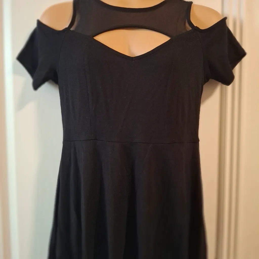 Torrid Sz 1 Elegant Black Cold Shoulder Top - Image 4
