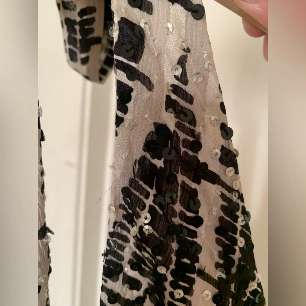 BCBG MAX AZRIA Silk Woven Gown in
Vapor Comb - Image 4