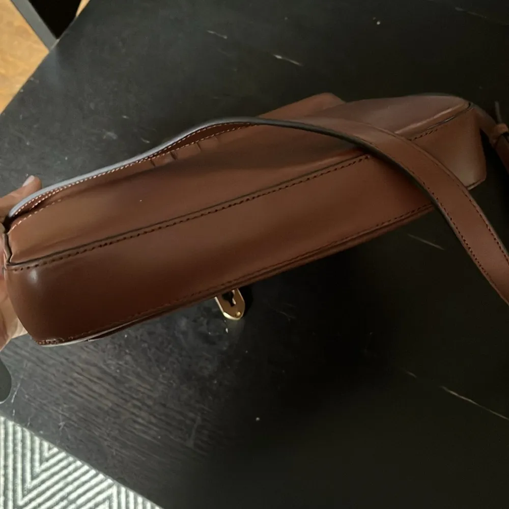 brown leather purse in GUC. - Image 4