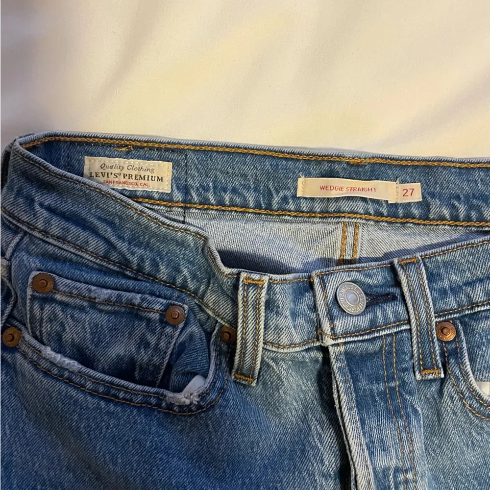 Levi’s Wedgie Straight High Rise Jeans Ripped Knee Size 27 - Image 3