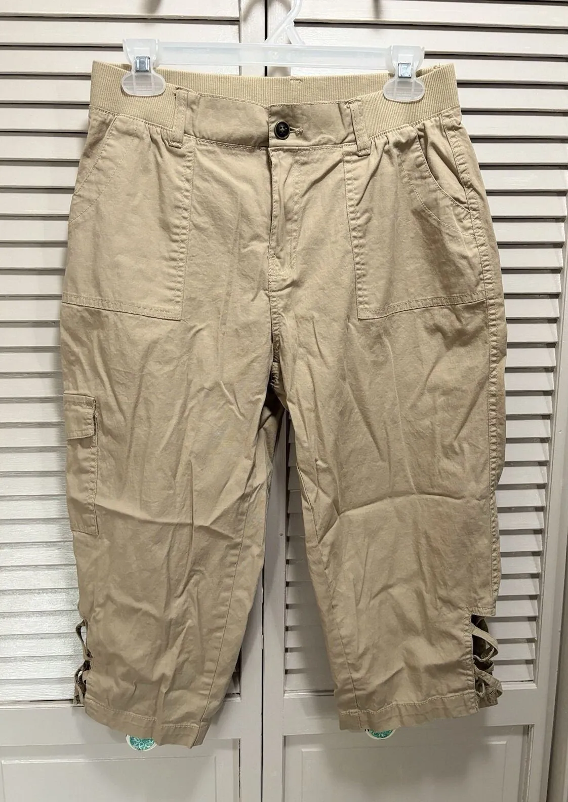 Fresh Khaki Cargo Tan Capri Pants Size 6 Mid Rise Pockets Zip Strappy Detail - Image 1