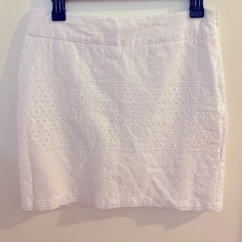 Banana Republic Vintage Y2K Eyelet White Skirt - Image 2
