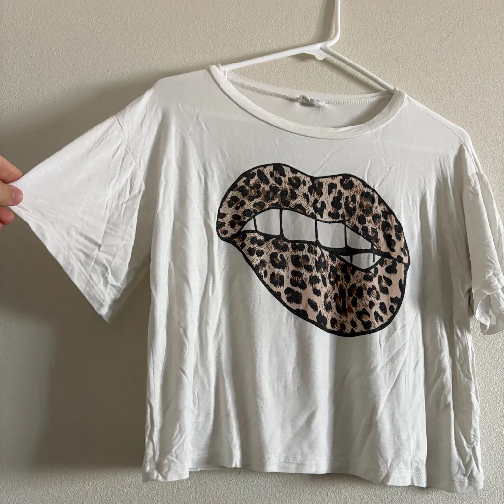 Women’s LEOPARD LIPS CROP TOP Size Small Rocker Animal Print Cropped Boxy Fit - Image 3