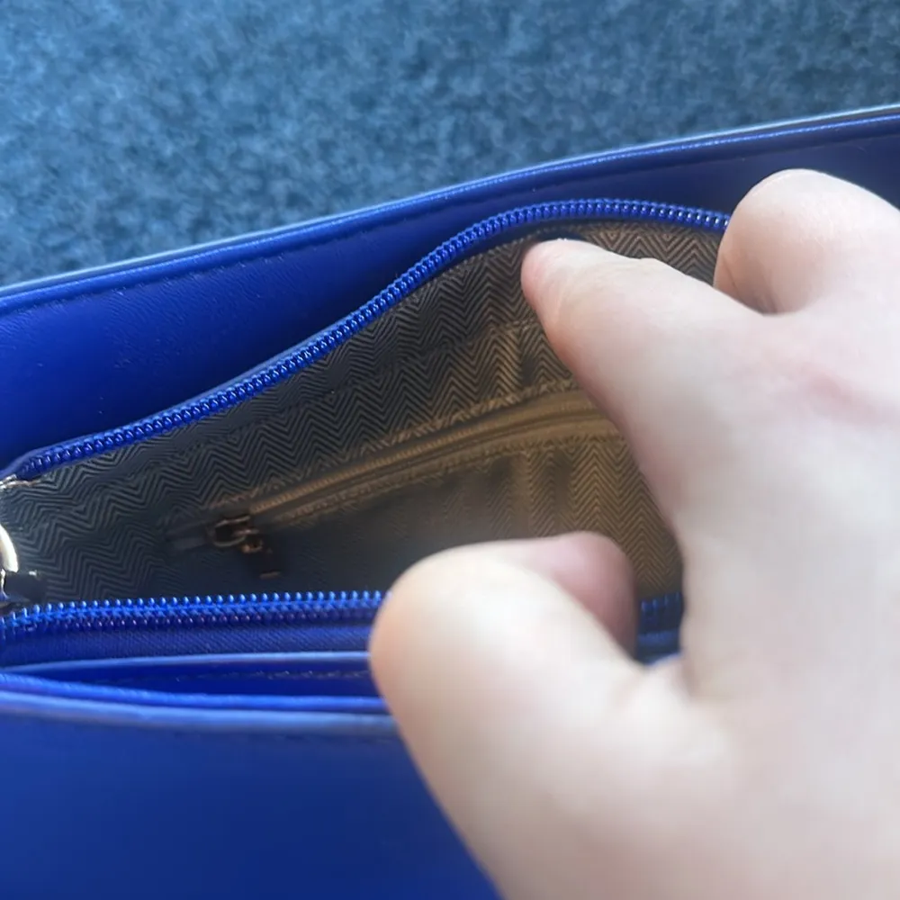 Blue purse with blue chain detailing - Image 7