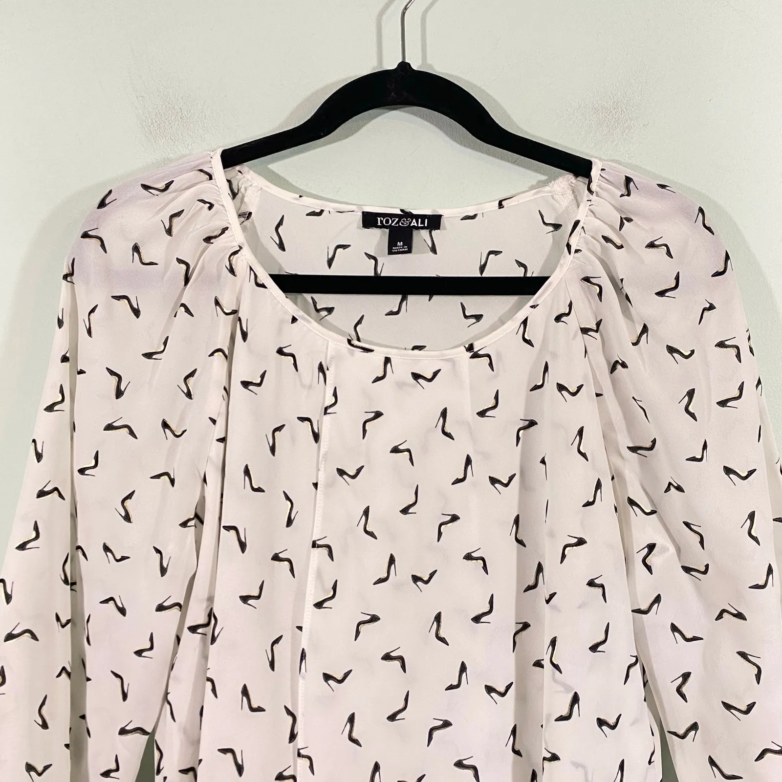 Roz & Ali Women White Stilettos Heels Graphics Quarter Sleeve Blouse Size M - Image 2