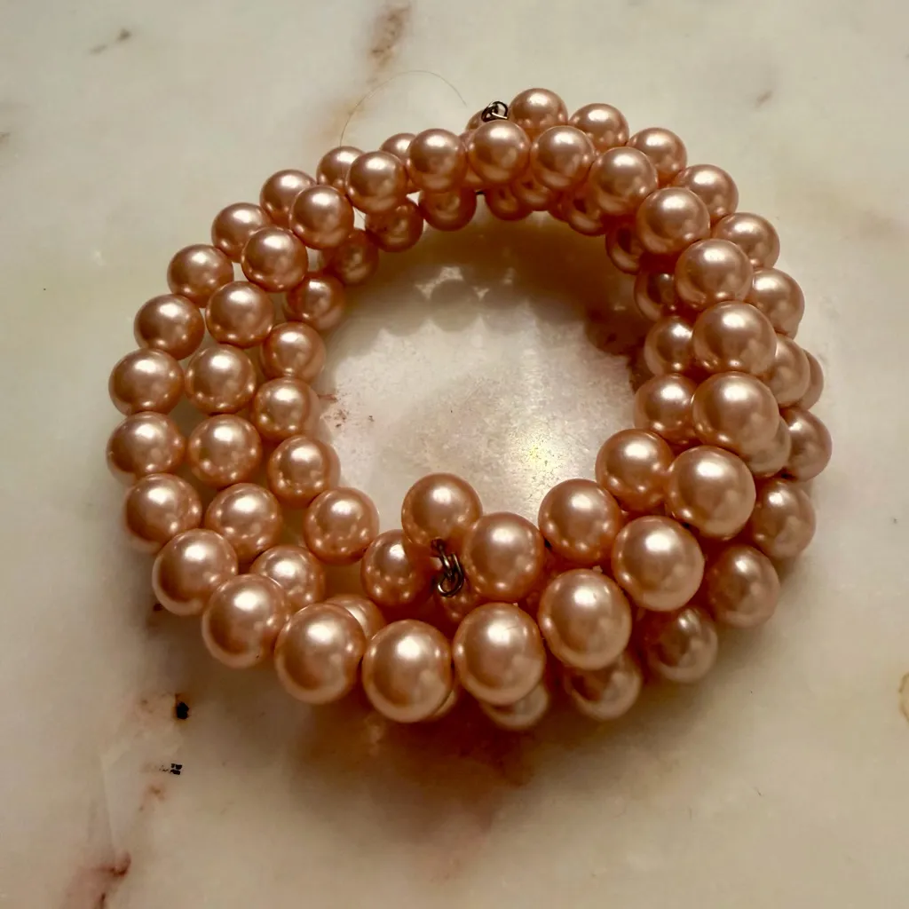 Pink faux pearl beaded vintage stretch triple strand bracelet - Image 2