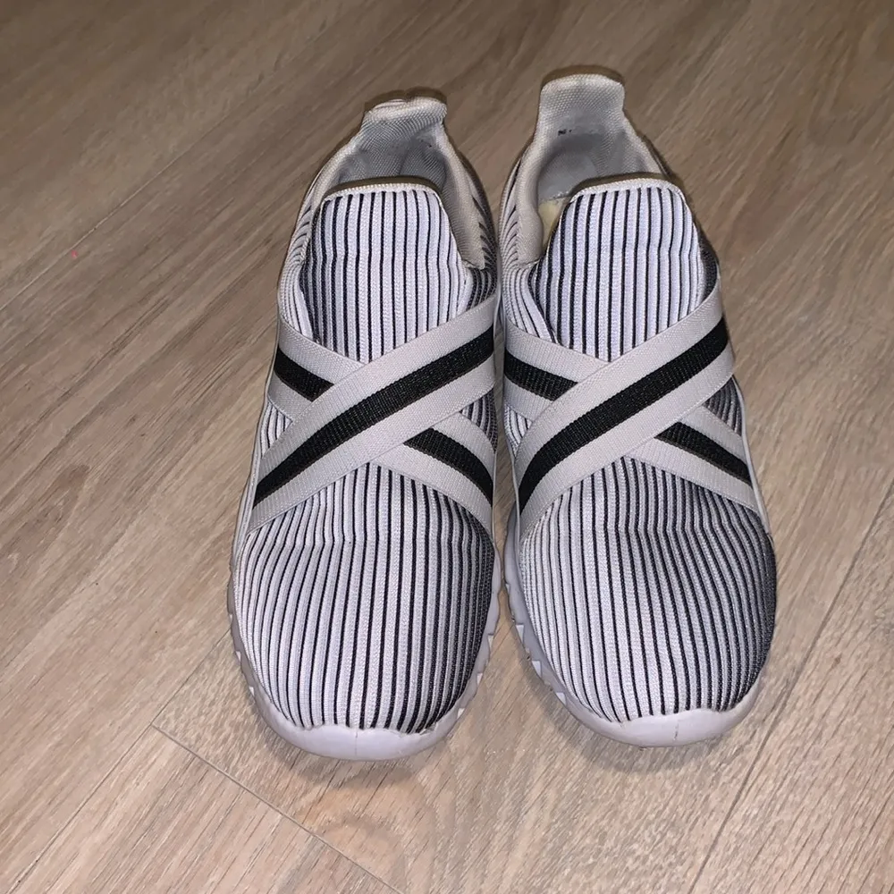 Fashion white with black stripped casual athletic sneakers Size 8.5 - Image 2