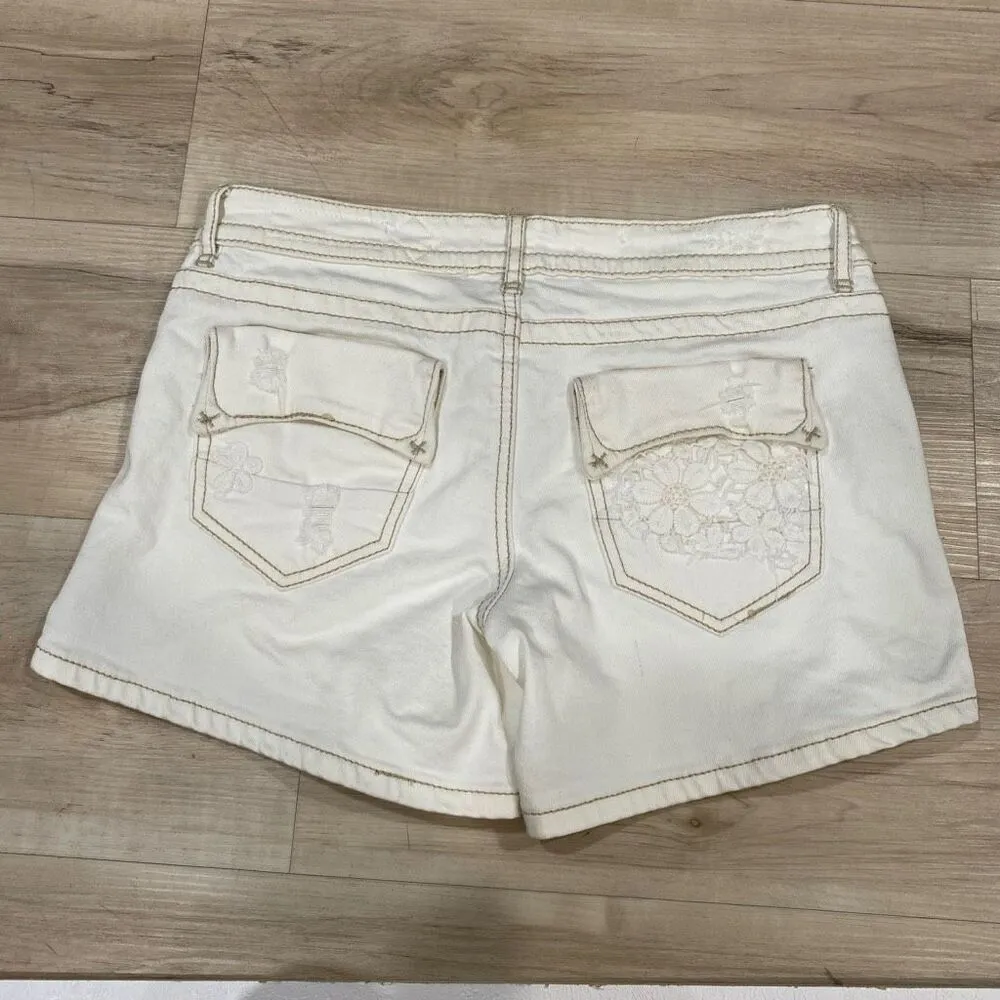 Hot Kiss White Distressed Denim Shorts Women’s Size 5 Cici Lace Detail - Image 2