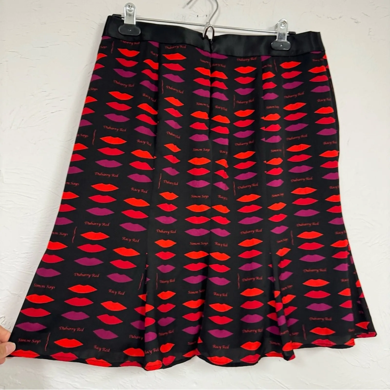 Banana Republic Lwren Scott Collection Black Red Lipstick Print Skirt Womens 10P - Image 4