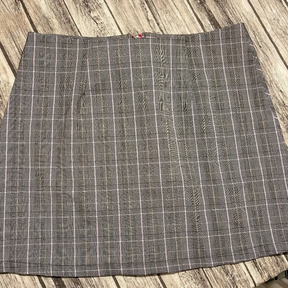 Short Skirt - Image 4