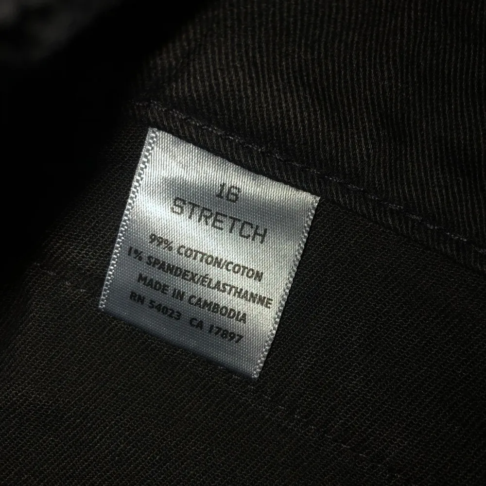 Old Navy  mid rise cropped jeans - Image 5