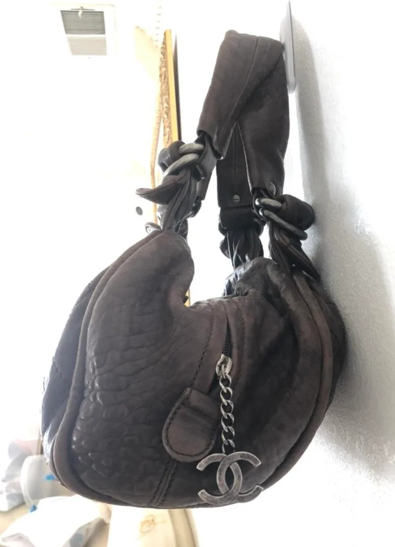 Chanel QUILTED LEATHER SHOULDER BAG - Image 2