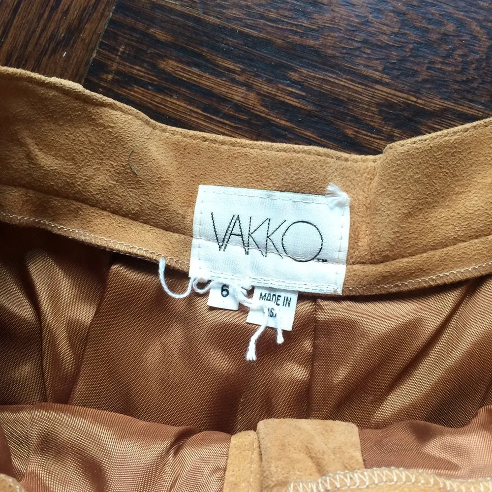 Vintage Leather High Waisted Shorts 80s academia suede shorts pleated Tan Size 2 - Image 5