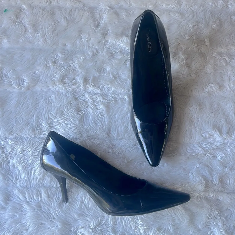 Calvin Klein Black Heels Classic Pointed Toe Womans‎ Size 8 faux patten leather - Image 2