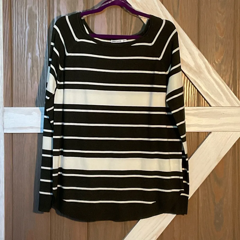 Pink Clover Dark Green and White Knit Top. P2P 21-27” Length 28” SIZE XL NWOT - Image 2
