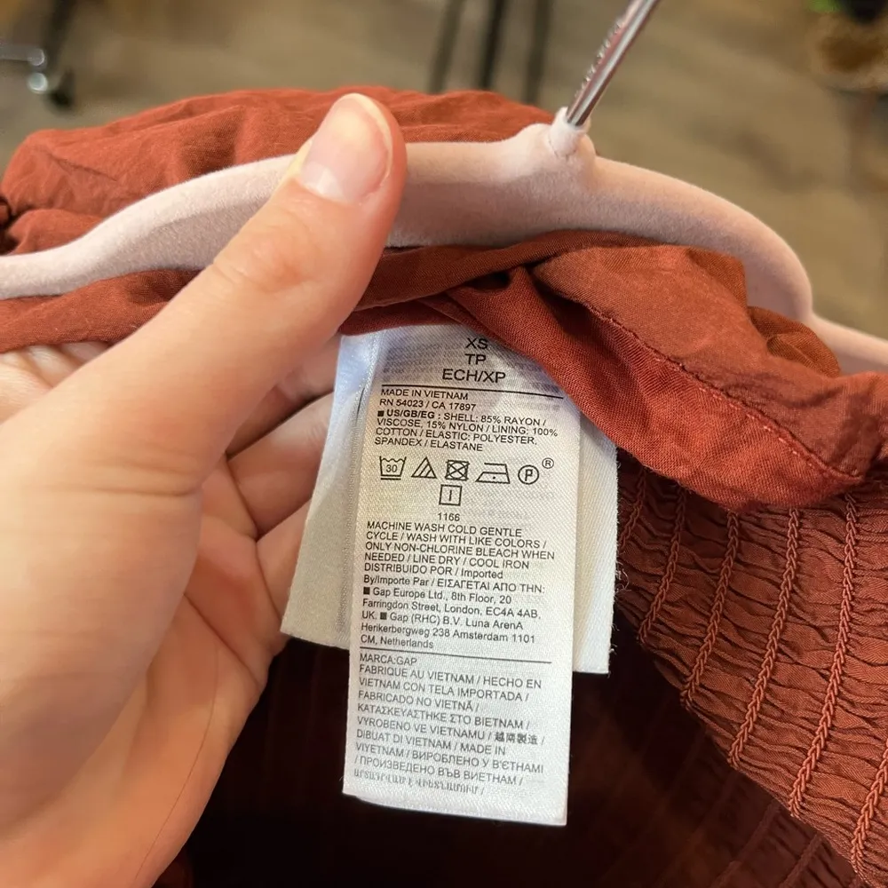 Gap copper colored top. Size XS. - Image 5