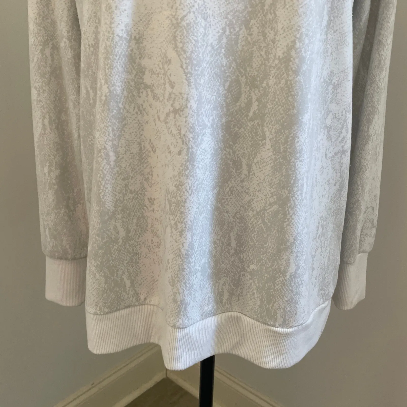 Mondetta Snakeskin Crewneck Pullover Sweatshirt size Small Cream Soft Girl Layer - Image 12