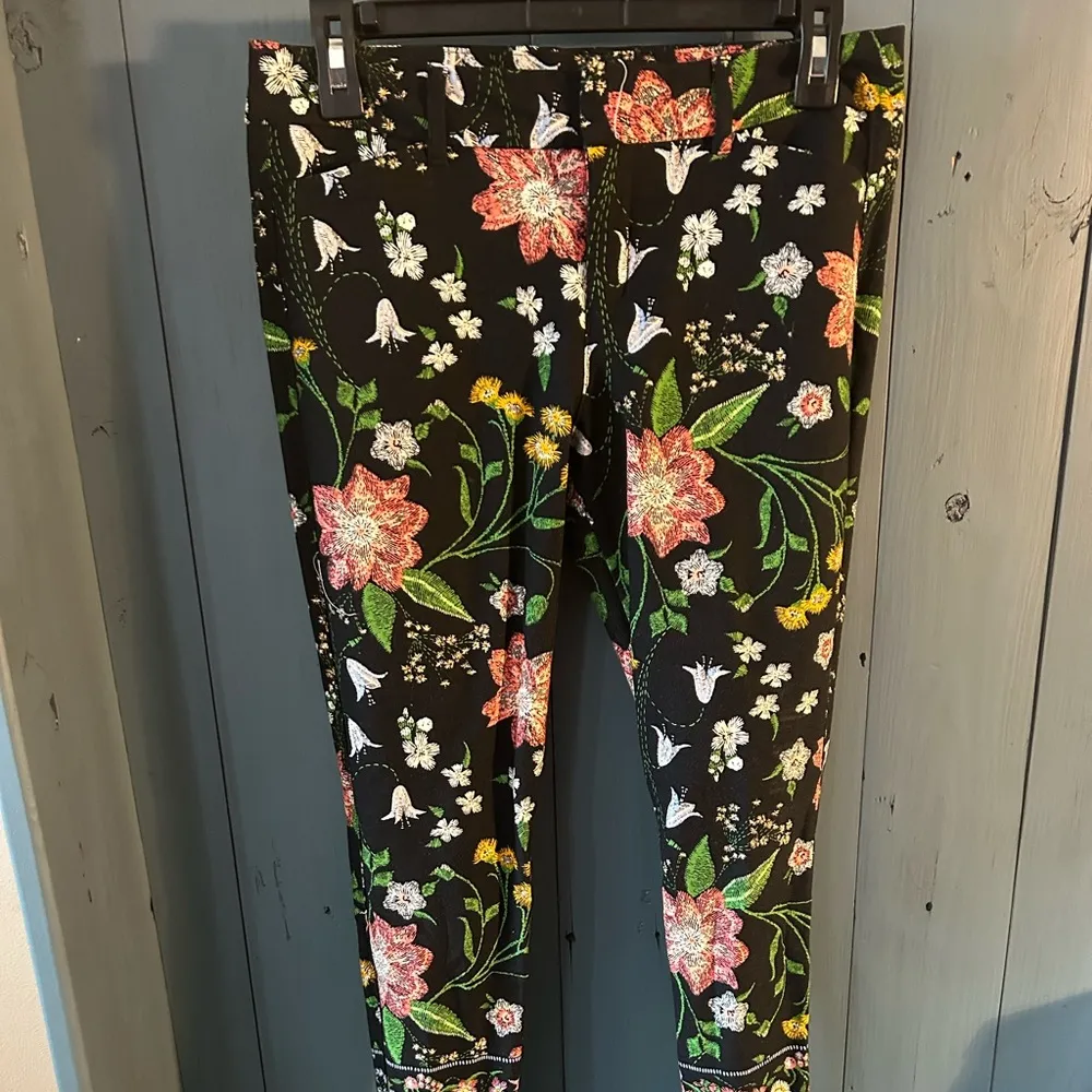 Old Navy Pixie Mid Rise Floral Black Cropped Ankle Pant Size 4 - Image 2