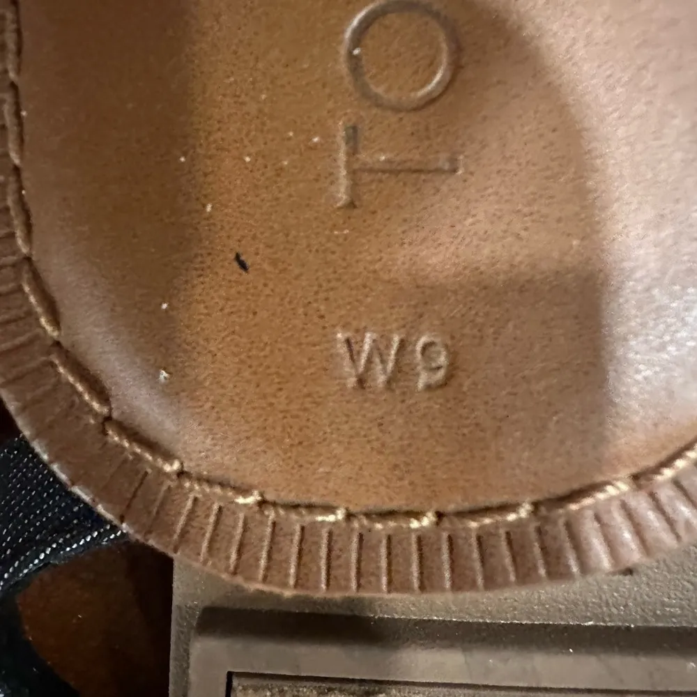 EUC TOM’s tripped Sandals blue canvas material top. Size 9W - Image 3