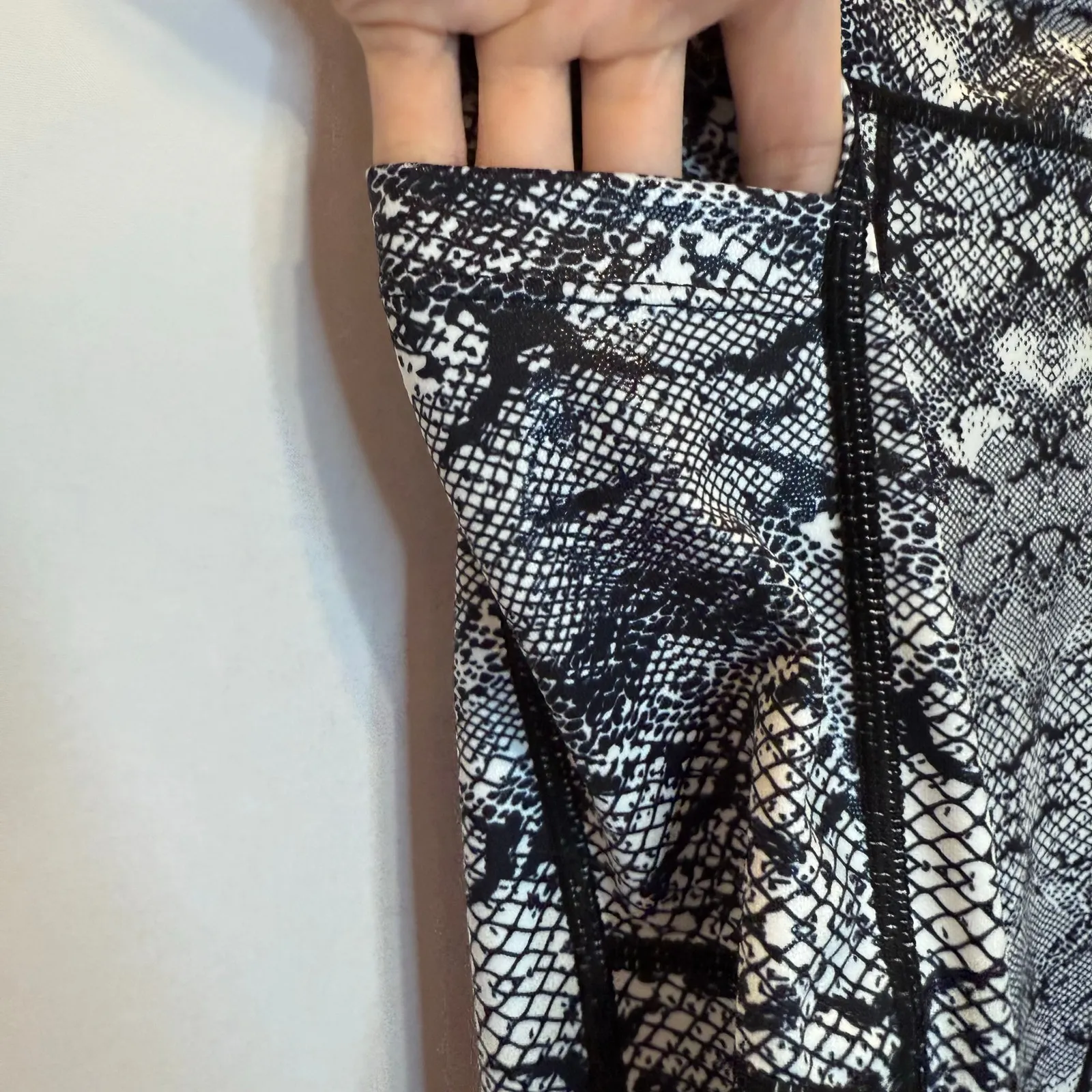 Zyia Snakeskin Printed Leggings 2 Womens Athletic Python 21" Pockets Shiny Black - Image 3