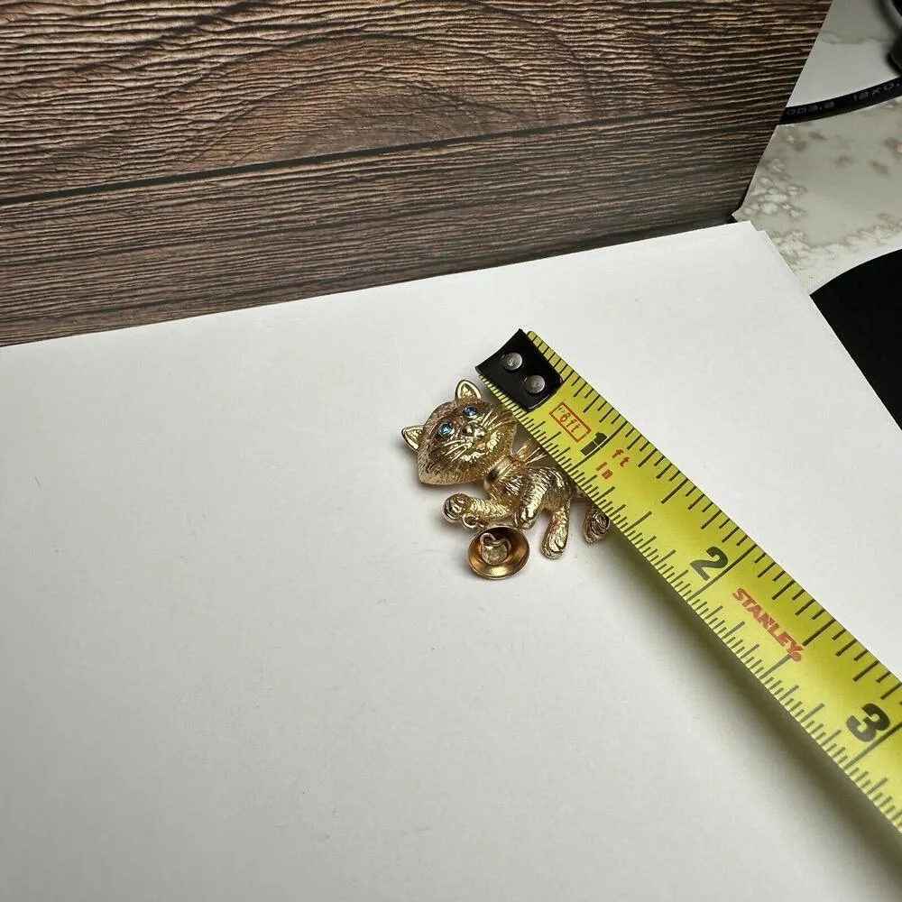 Avon Kitty Cat Holding Bell Blue Rhinestone Eyes Brooch Pin Gold Tone Signed - Image 2