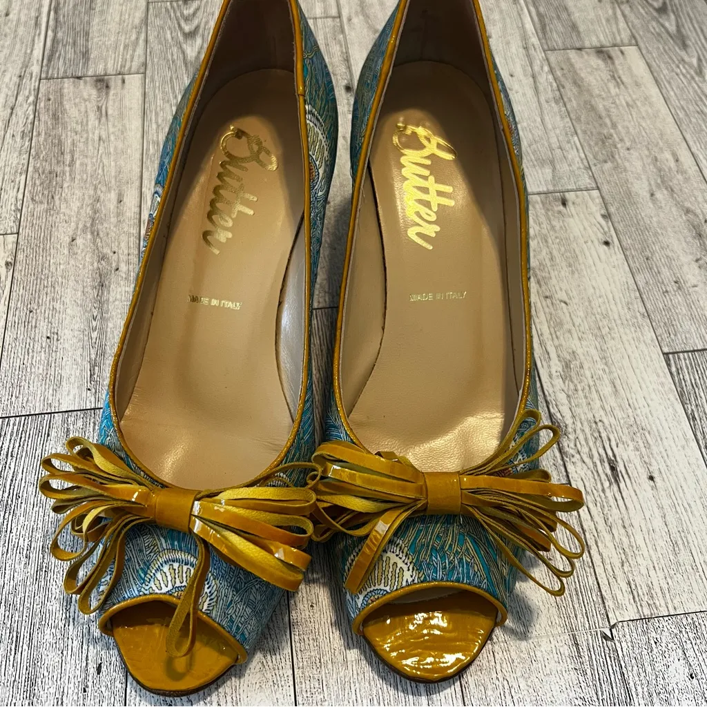 Butter Shoes Peacock Leather Bow Detail Kitten Heel Dress Up Pumps Size 7.5AA Blue - Image 12