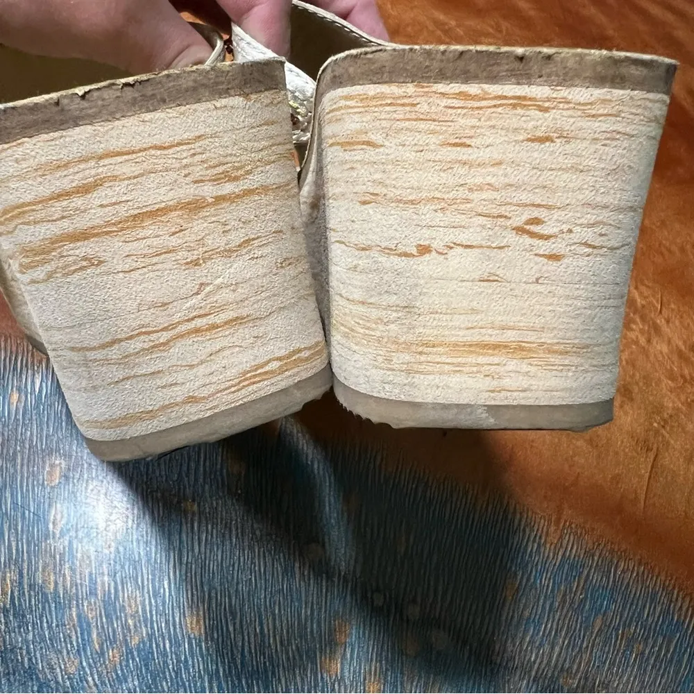 Vintage Skechers Wedge Sandals tan amber beaded  Gold Accents size 6 platform - Image 10