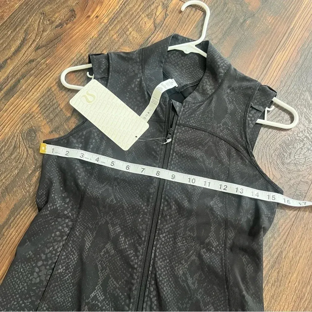 Lululemon Light Speed Reflective Vest Size 2 in Desert Snake Embossed Black NWT - Image 12