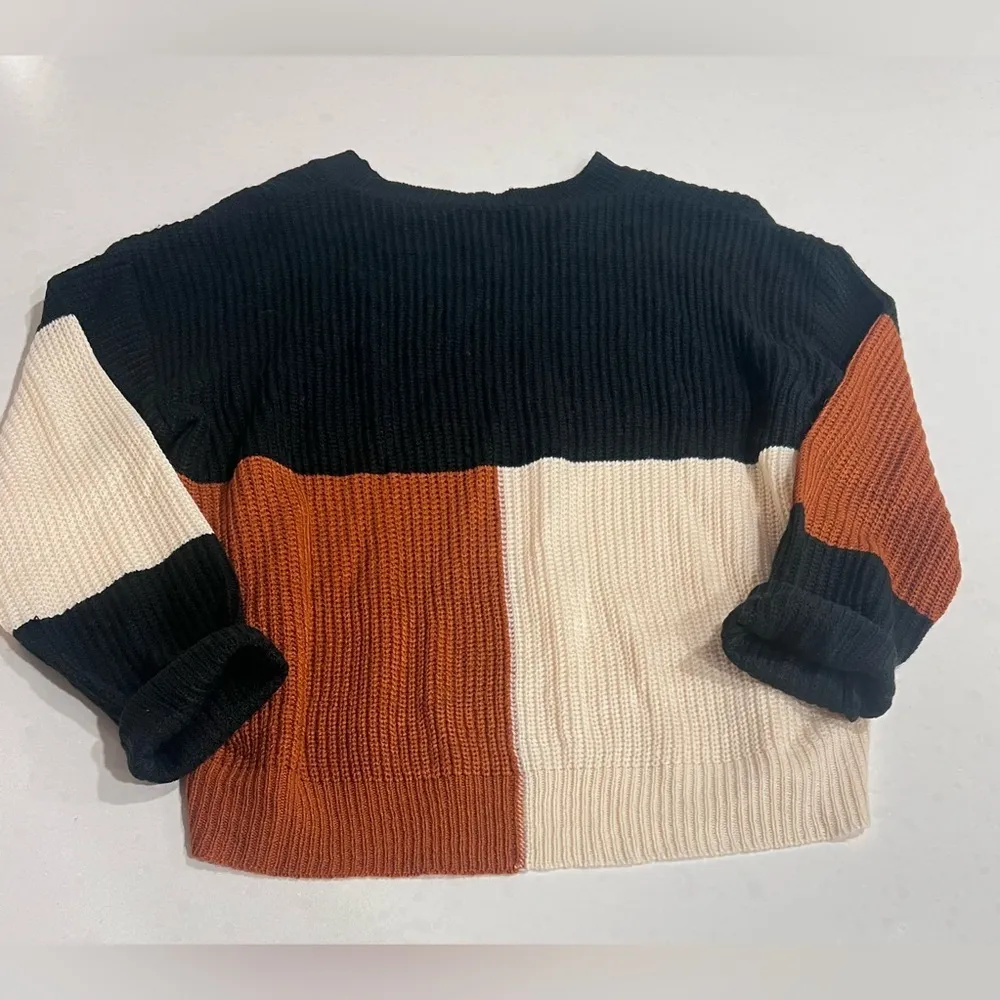 Women’s boutique color block neutral sweater‎ size medium Black - Image 2